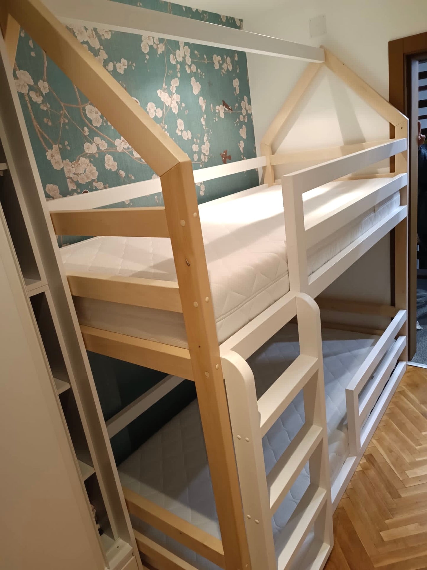 Deciji kucica krevet na sprat sa merdevinama KLEO