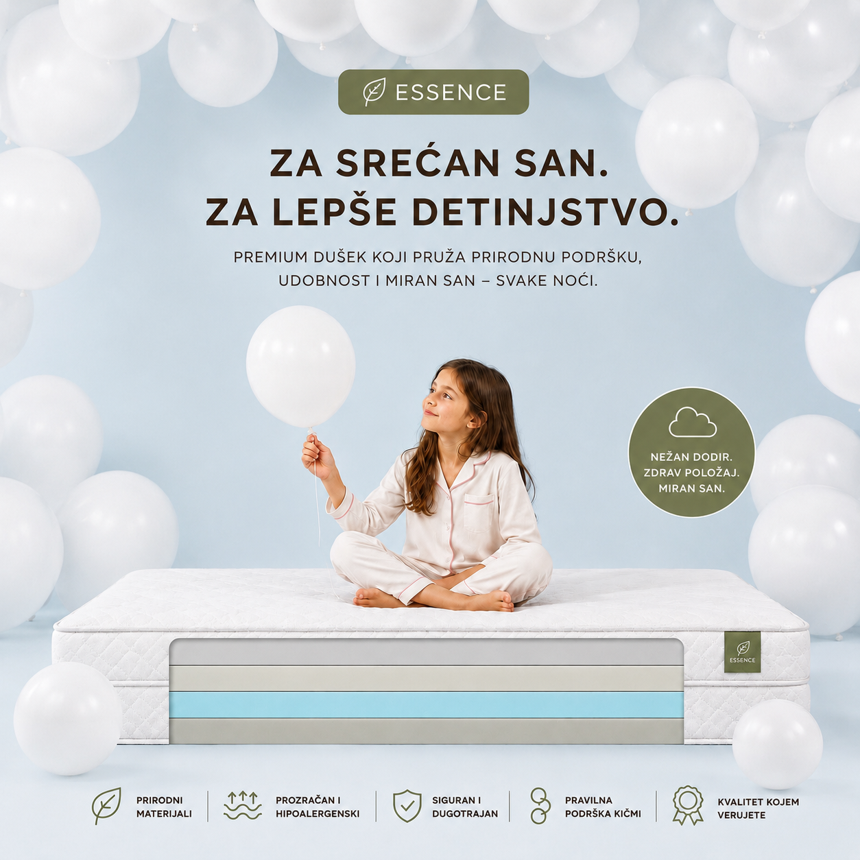 Devojčica sedi na Woodland Essence dečijem dušeku u svetloplavom ambijentu, prikazujući udobnost, bezbednost i miran san za zdrav razvoj deteta.


