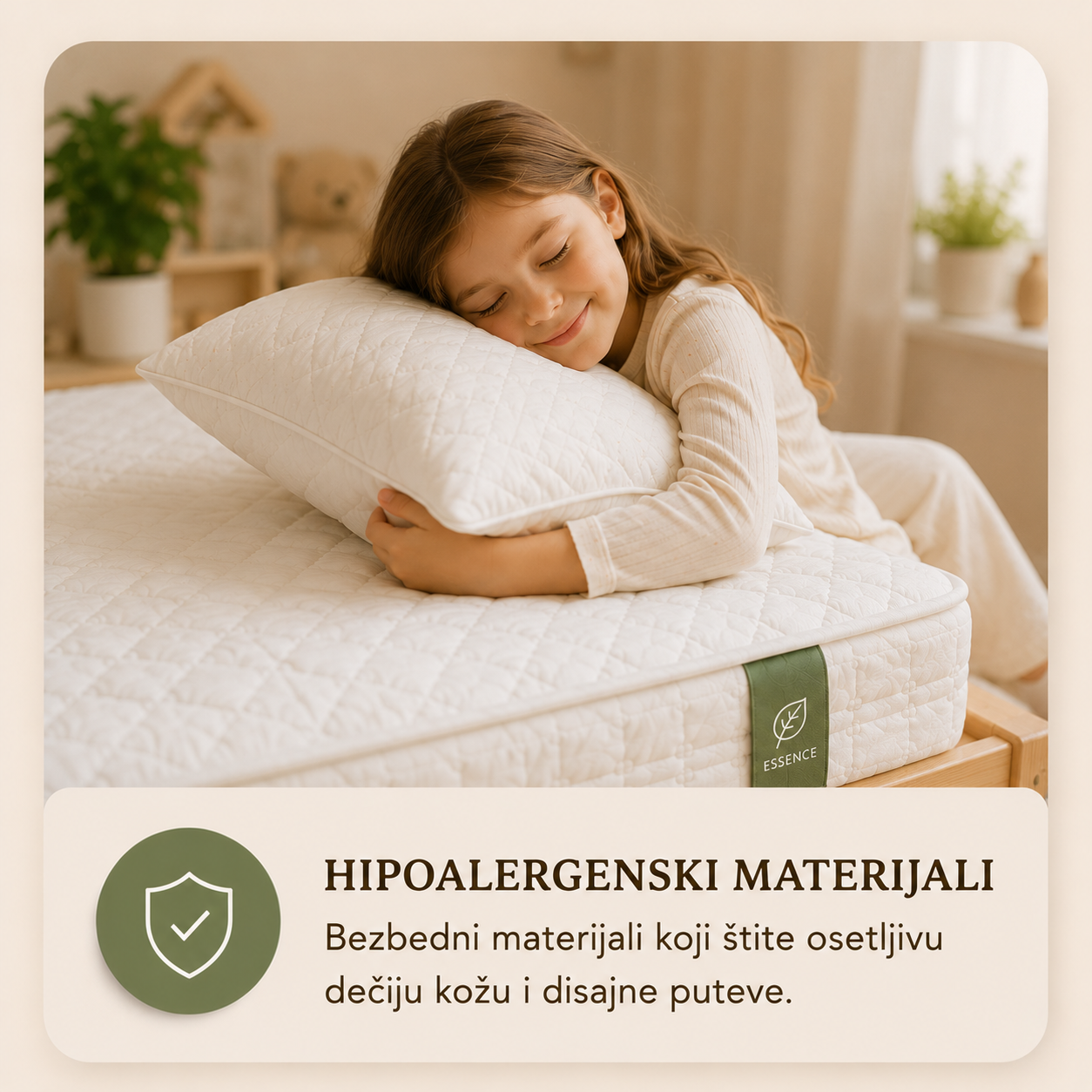 Devojčica grli premium jastuk Sleepy dok sedi na Woodland Essence dečijem dušeku. Hipoalergenski materijali pružaju bezbedno, čisto i zdravo okruženje za miran san i osetljivu dečiju kožu.


