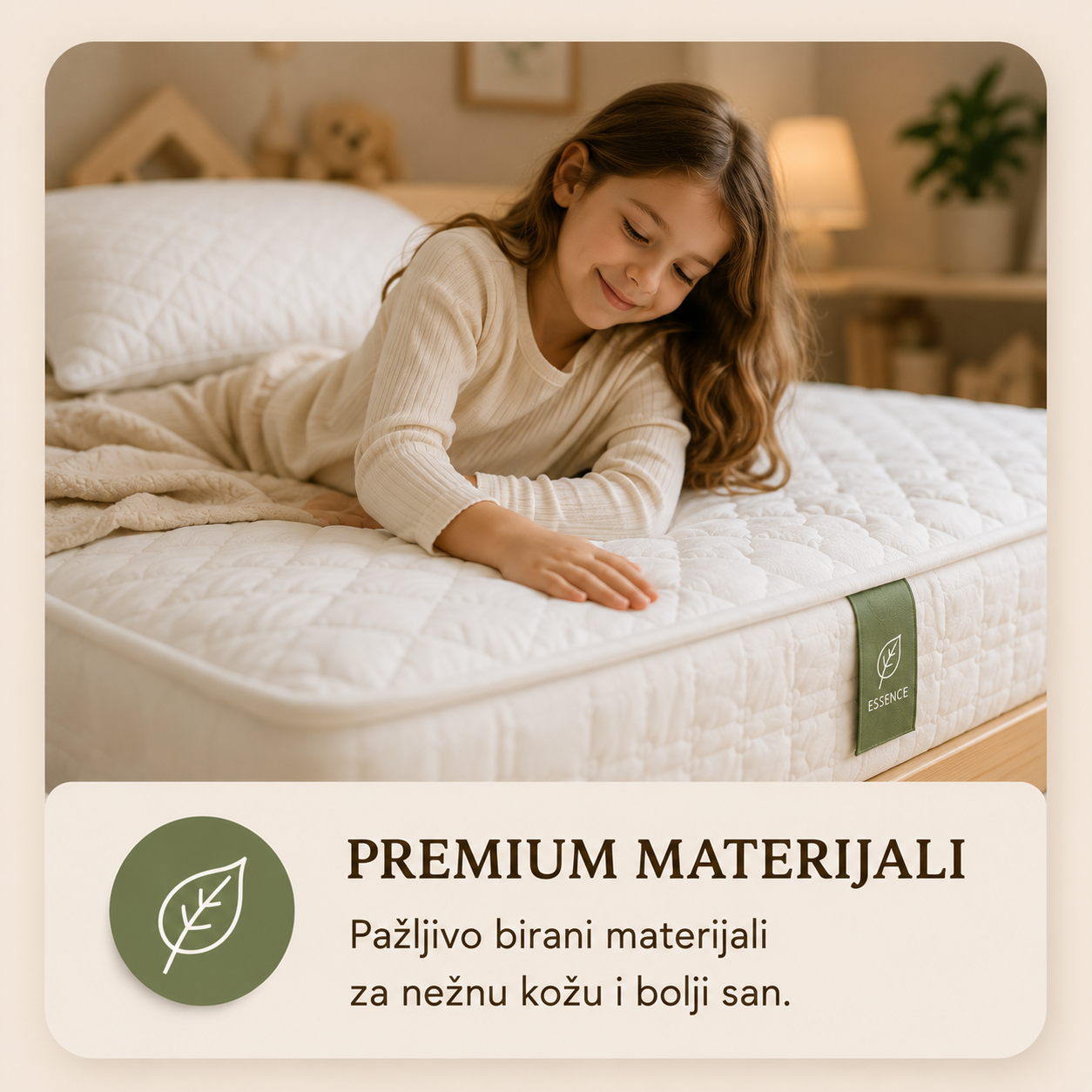 Premium dečiji dušek Woodland Essence sa pažljivo odabranim materijalima za udobnost, podršku i zdrav san. Devojčica uživa u mekanom i kvalitetnom dušeku u toplom ambijentu dečije sobe.

